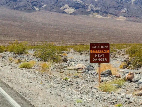 Sign in the desert warns of extreme heat to travelers