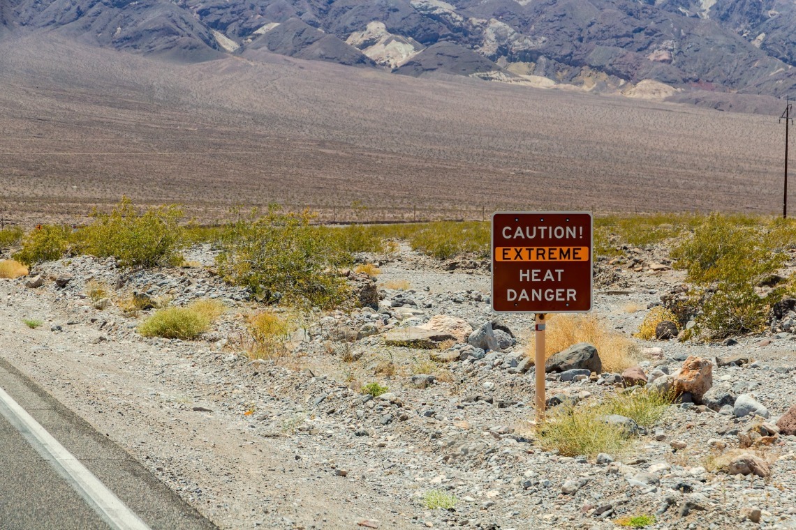Sign in the desert warns of extreme heat to travelers