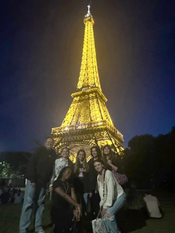 Magnolia Hilvert group photo by Eiffel Tower