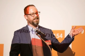 Ladd Keith speaks in front of an audience 